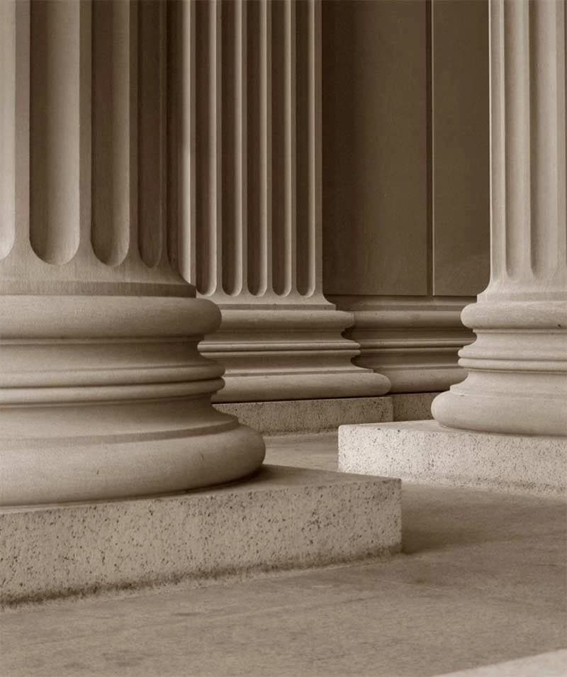 Columnas del Palacio de Justicia, símbolo de la solidez y experiencia legal del Estudio Jurídico D'Anunzio