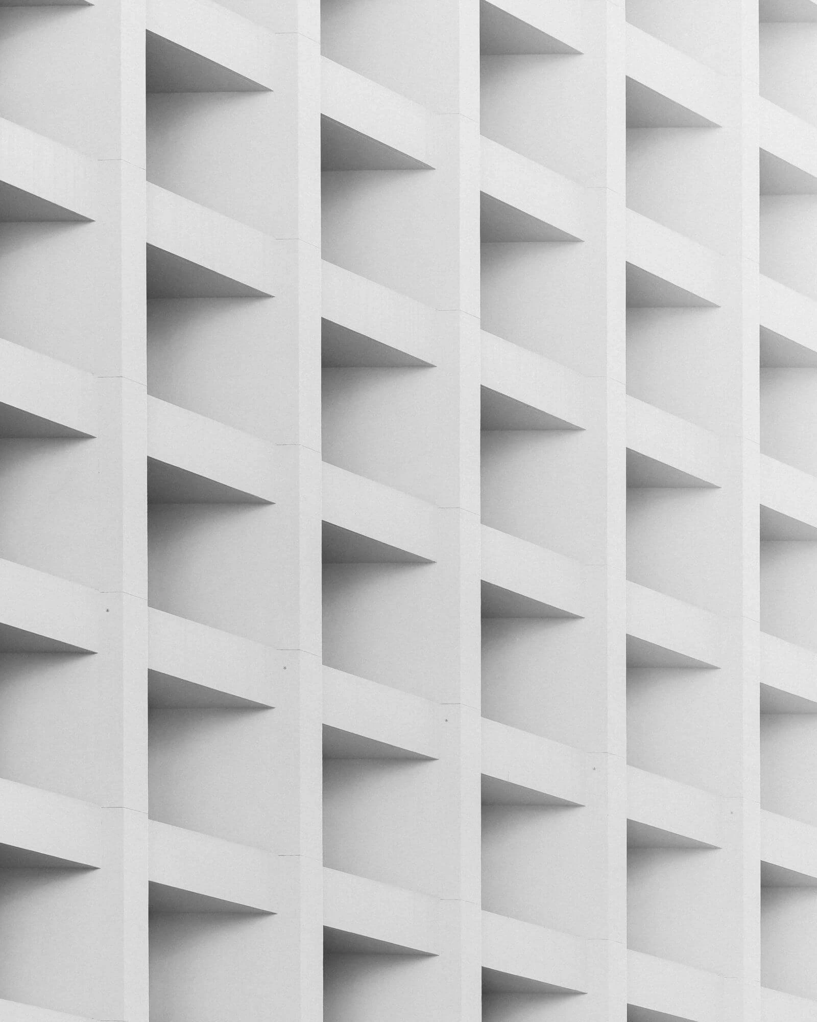 Descripcion de un edificio gris